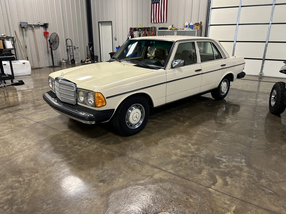1980 Mercedes-Benz W123 Sedan - Image 4 of 31