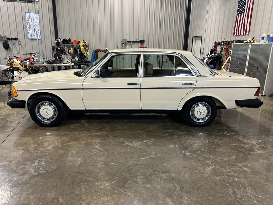 1980 Mercedes-Benz W123 Sedan - Image 5 of 31