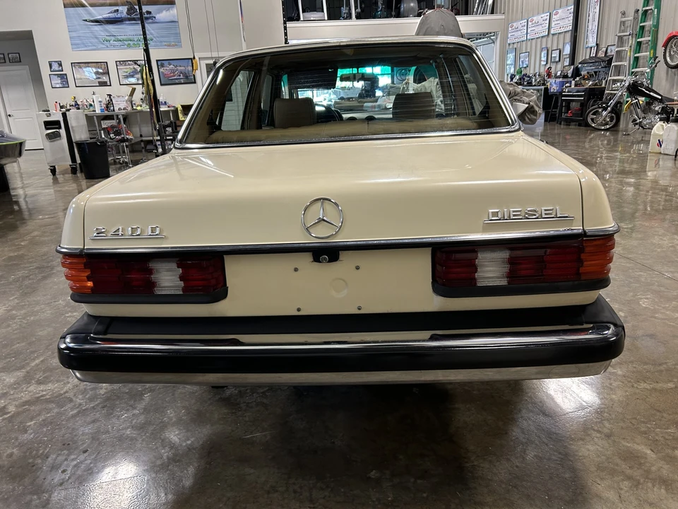 1980 Mercedes-Benz W123 Sedan - Image 6 of 31