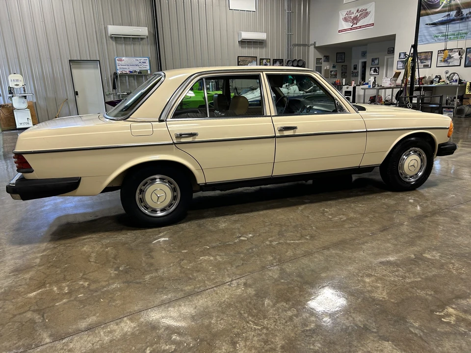 1980 Mercedes-Benz W123 Sedan - Image 7 of 31