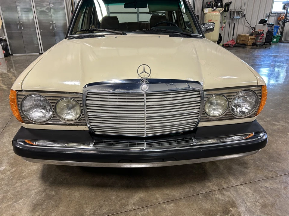 1980 Mercedes-Benz W123 Sedan - Image 3 of 31