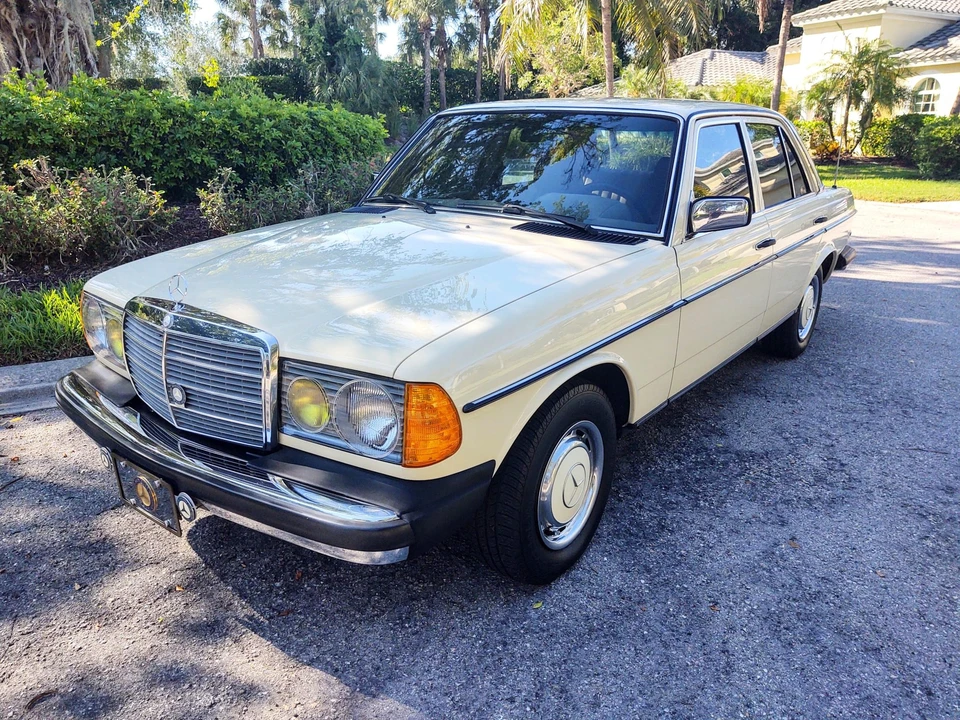 1980 Mercedes-Benz W123 Sedan - Image 2 of 31