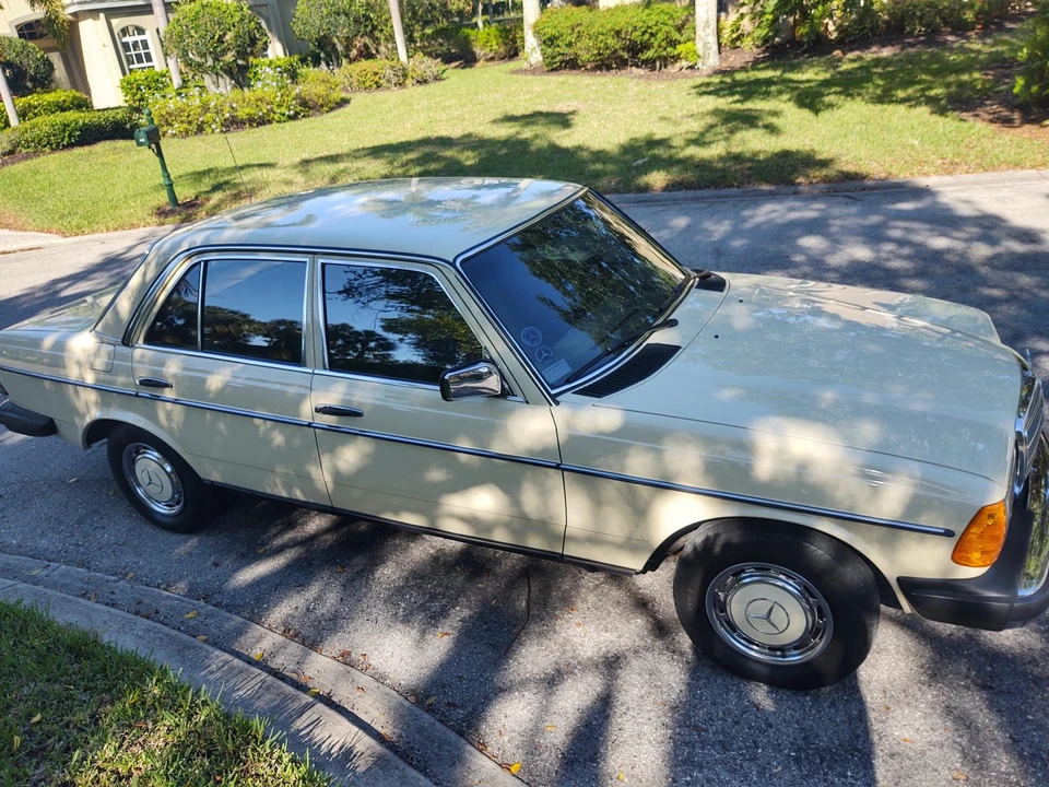 1980 Mercedes-Benz W123 Sedan - Image 14 of 31