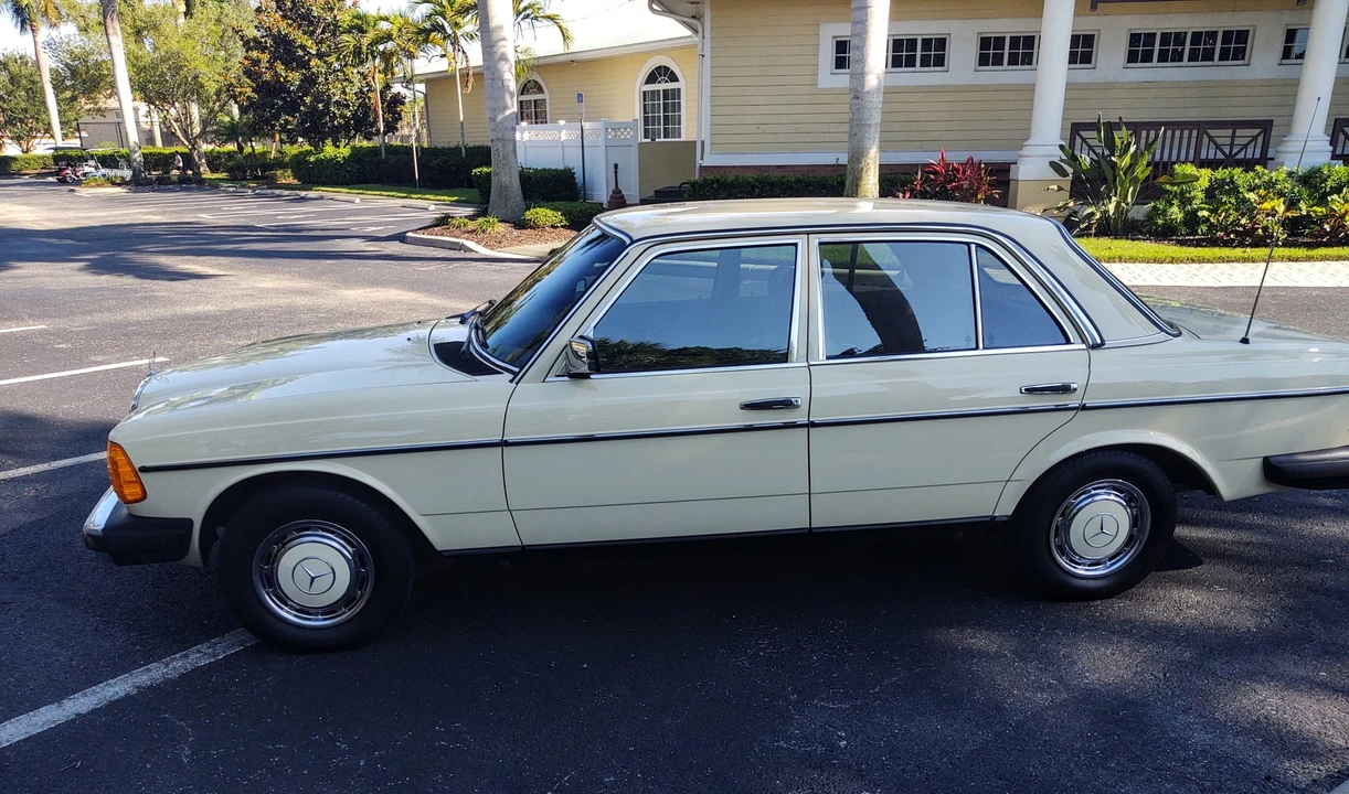 1980 Mercedes-Benz W123 Sedan - Image 4 of 31