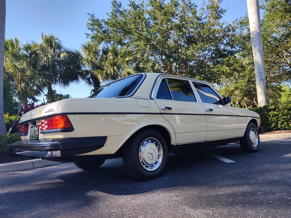 1980 Mercedes-Benz W123 Sedan - Image 12 of 31