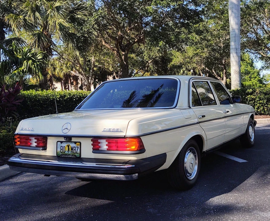 1980 Mercedes-Benz W123 Sedan - Image 11 of 31