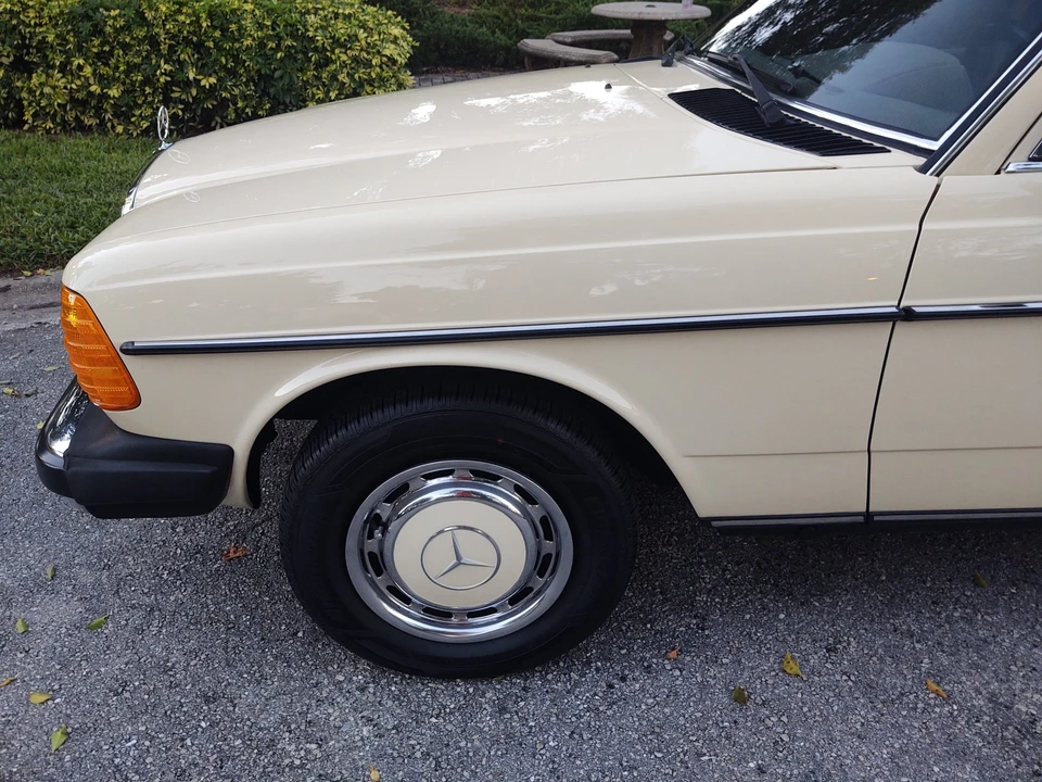 1980 Mercedes-Benz W123 Sedan - Image 19 of 31
