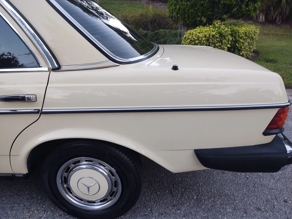 1980 Mercedes-Benz W123 Sedan - Image 22 of 31