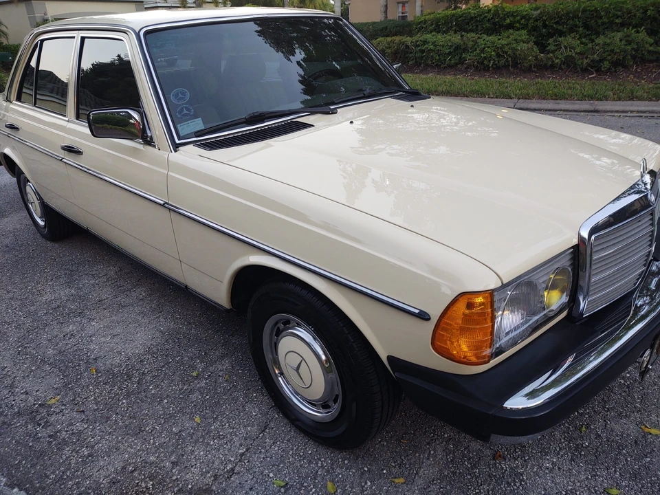 1980 Mercedes-Benz W123 Sedan - Image 16 of 31