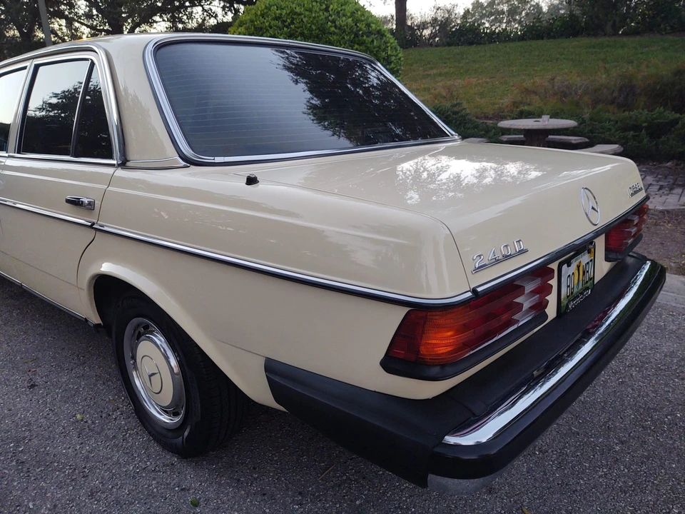 1980 Mercedes-Benz W123 Sedan - Image 23 of 31