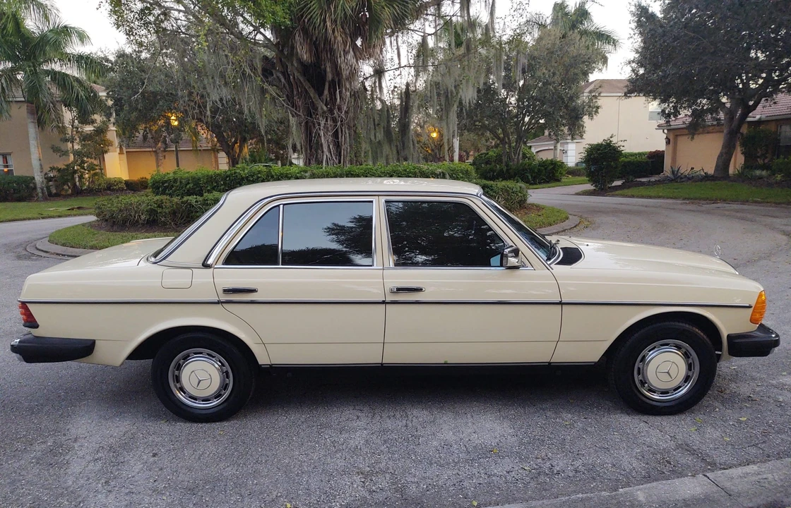 1980 Mercedes-Benz W123 Sedan - Image 13 of 31
