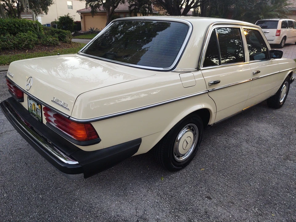 1980 Mercedes-Benz W123 Sedan - Image 10 of 31