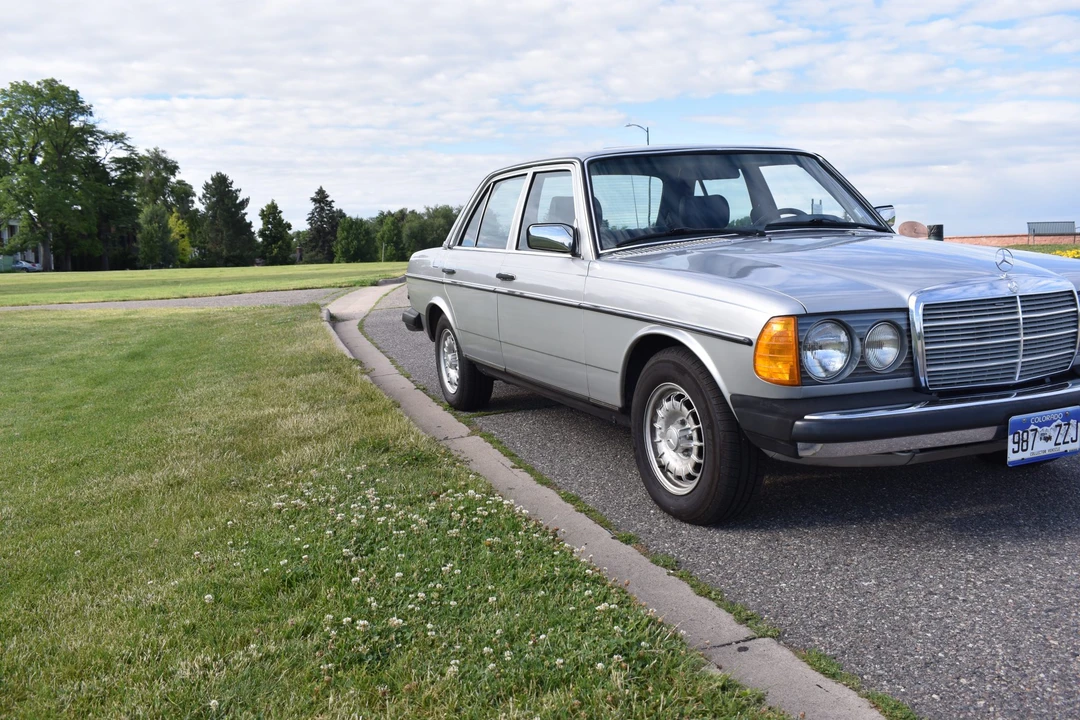 1980 Mercedes-Benz W123 Sedan - Image 17 of 31