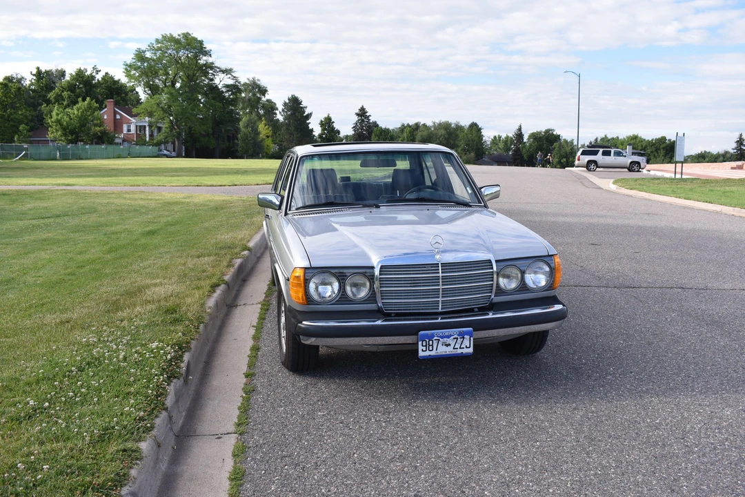 1980 Mercedes-Benz W123 Sedan - Image 9 of 31