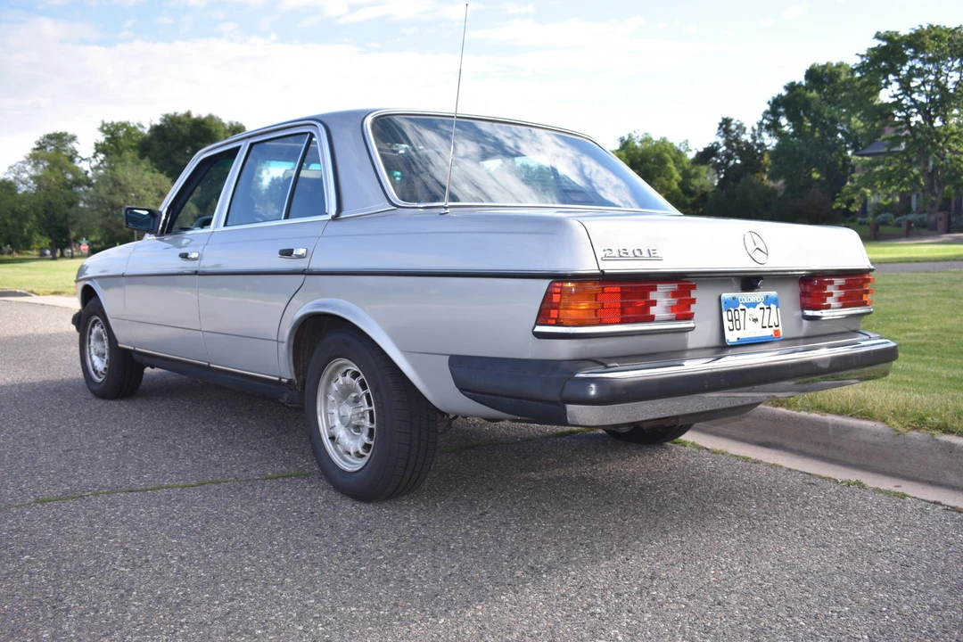 1980 Mercedes-Benz W123 Sedan - Image 31 of 31