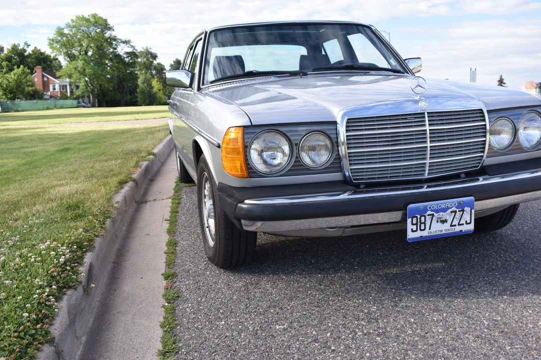 1980 Mercedes-Benz W123 Sedan - Image 11 of 31