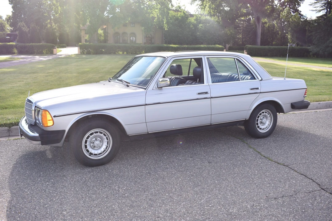1980 Mercedes-Benz W123 Sedan - Image 2 of 31
