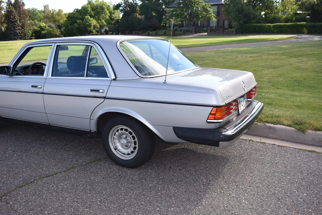 1980 Mercedes-Benz W123 Sedan - Image 29 of 31