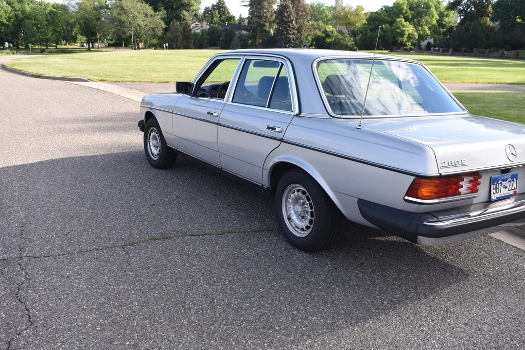 1980 Mercedes-Benz W123 Sedan - Image 27 of 31