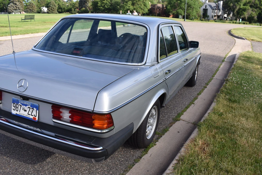 1980 Mercedes-Benz W123 Sedan - Image 23 of 31
