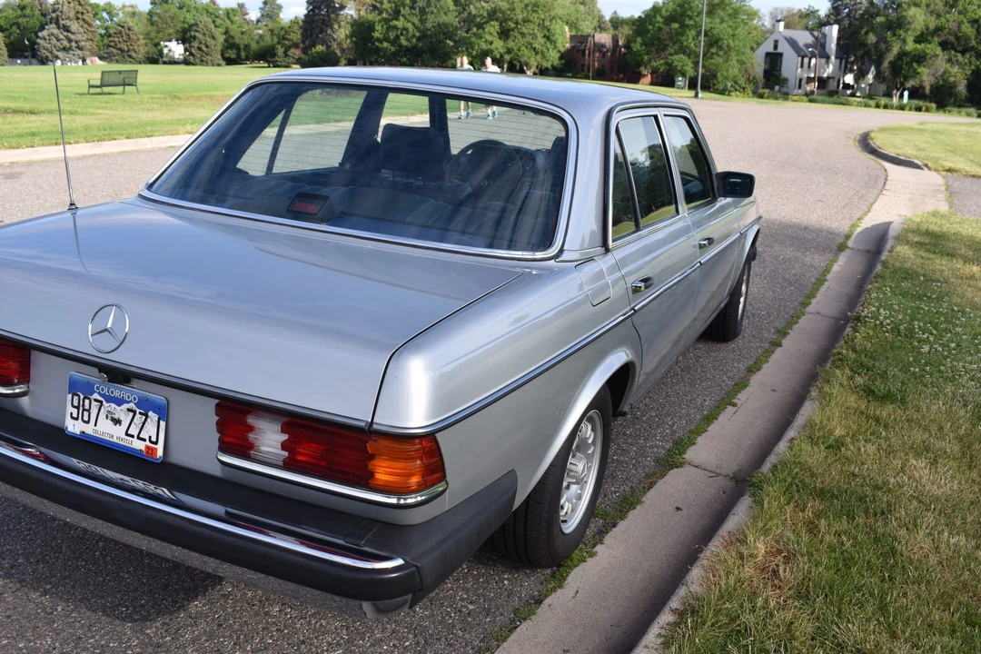 1980 Mercedes-Benz W123 Sedan - Image 22 of 31