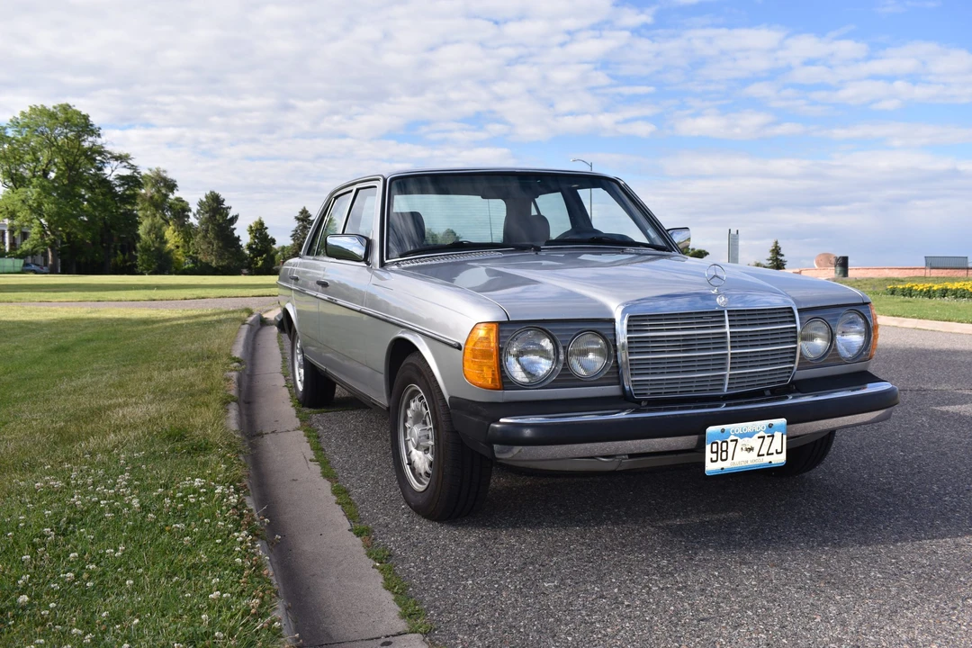 1980 Mercedes-Benz W123 Sedan - Image 13 of 31