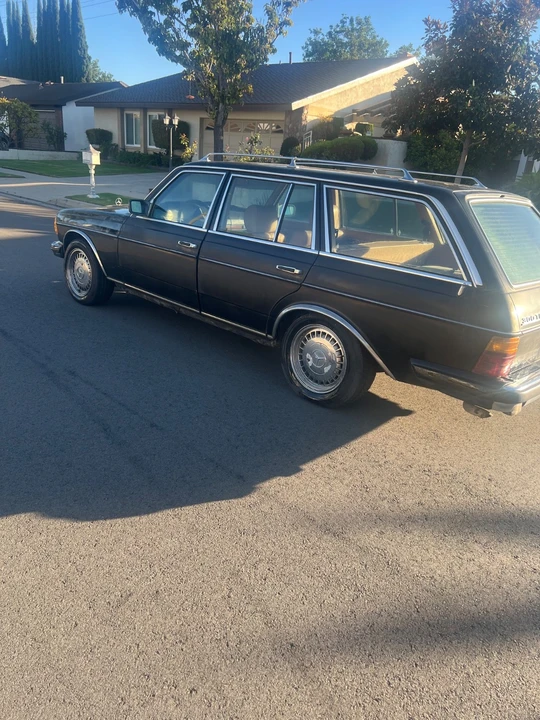 1980 Mercedes-Benz W123 Sedan - Image 4 of 17