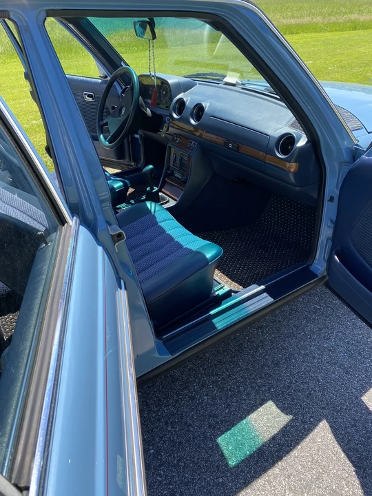 1980 Mercedes-Benz W123 Sedan - Image 18 of 31