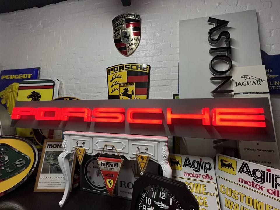 Porsche - Image 27 of 31