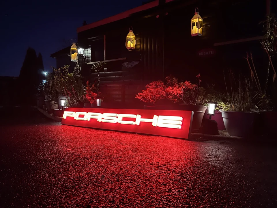 Porsche - Image 29 of 31