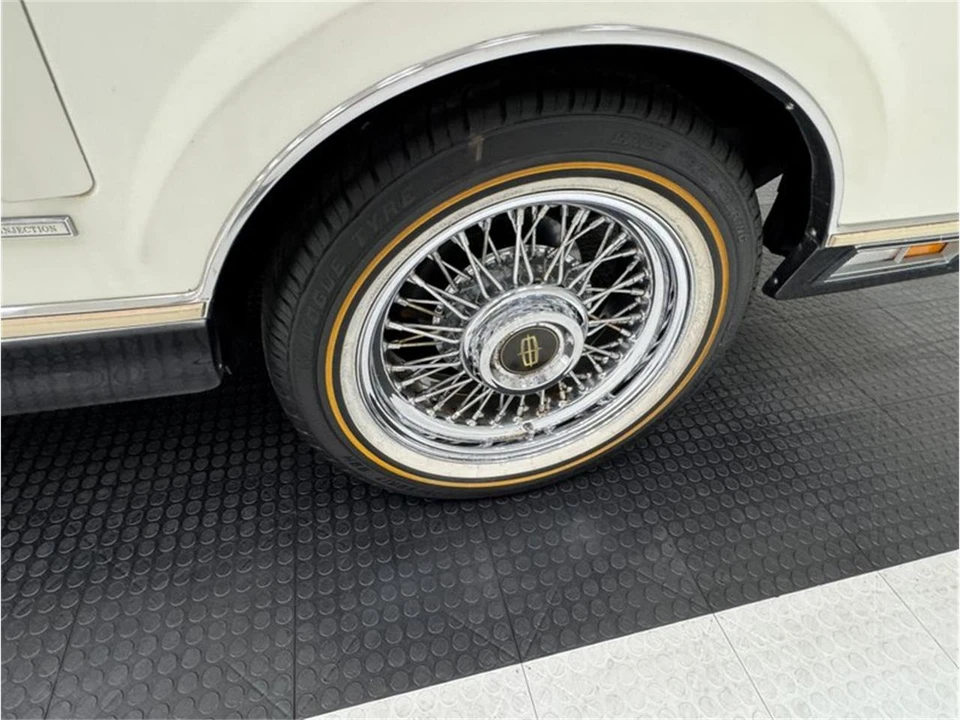 1981 Lincoln Continental Mark VI - Image 24 of 31