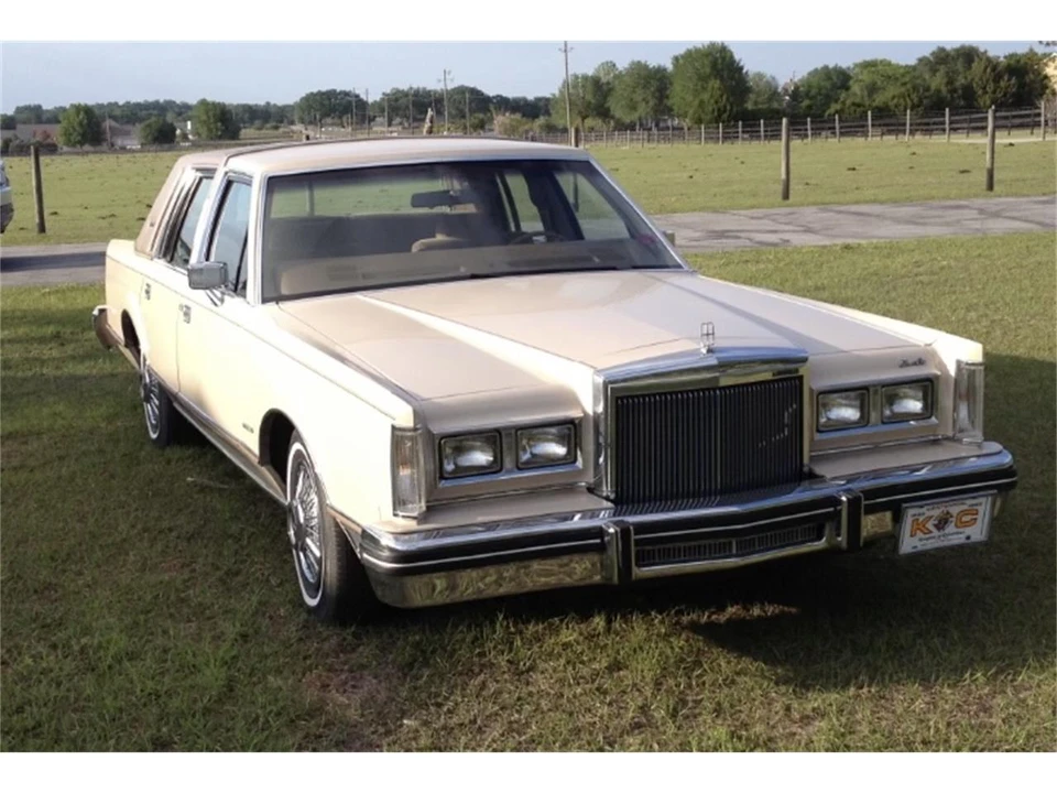 1981 Lincoln Town Car - Image 2 of 17