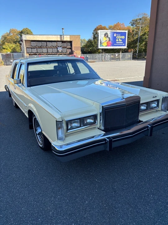 1981 Lincoln Town Car - Image 3 of 21