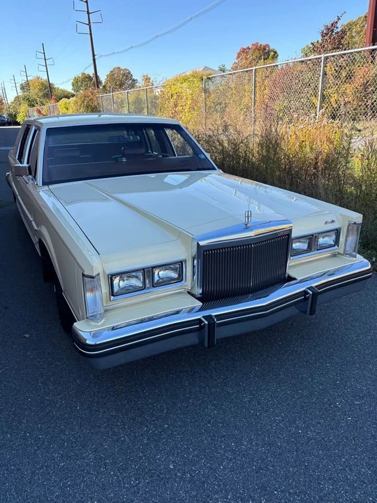 1981 Lincoln Town Car - Image 2 of 14