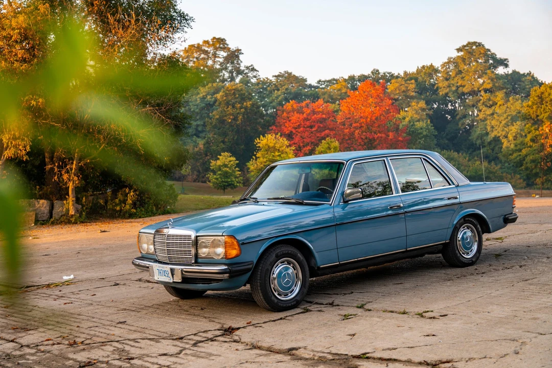 1981 Mercedes-Benz W123 Sedan - Image 15 of 31
