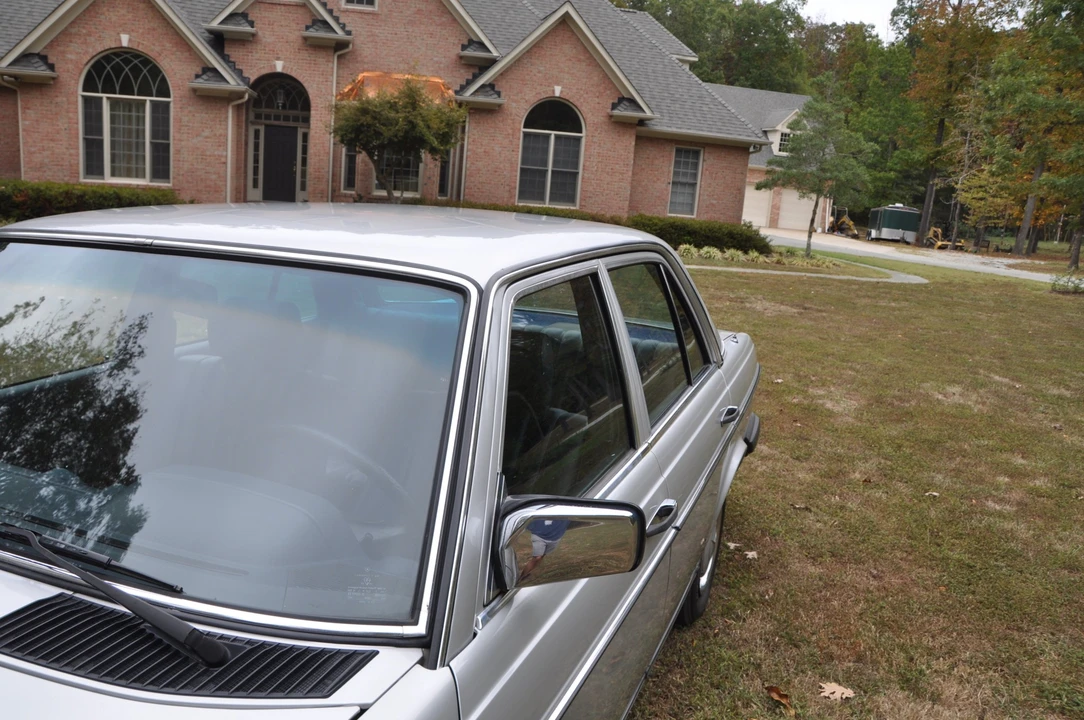 1981 Mercedes-Benz W123 Sedan - Image 27 of 31