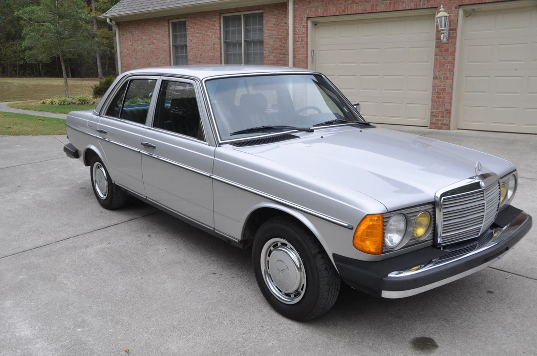 1981 Mercedes-Benz W123 Sedan - Image 7 of 31