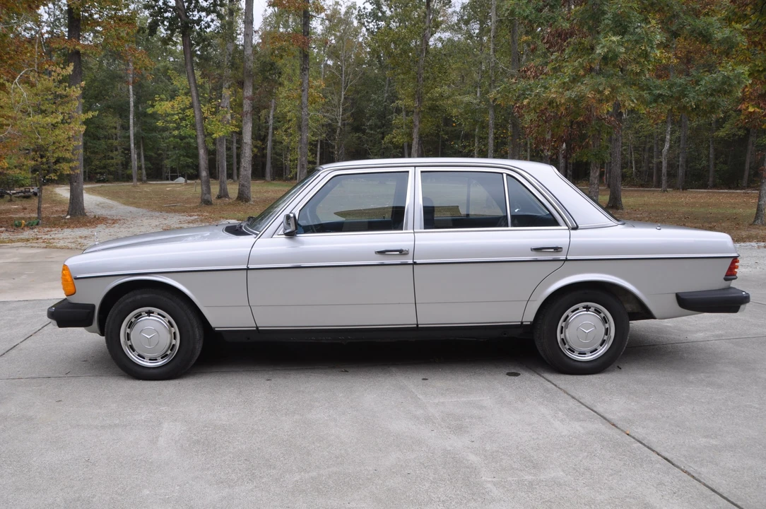 1981 Mercedes-Benz W123 Sedan - Image 2 of 31