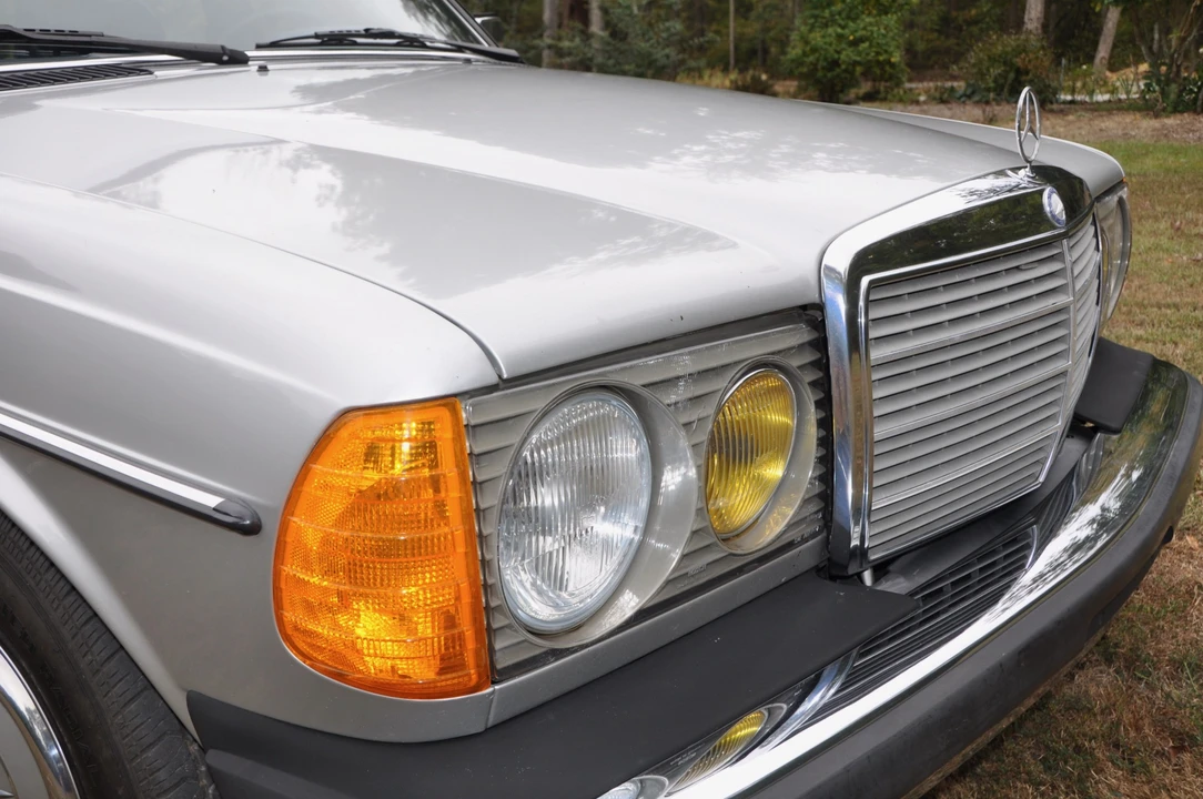 1981 Mercedes-Benz W123 Sedan - Image 13 of 31