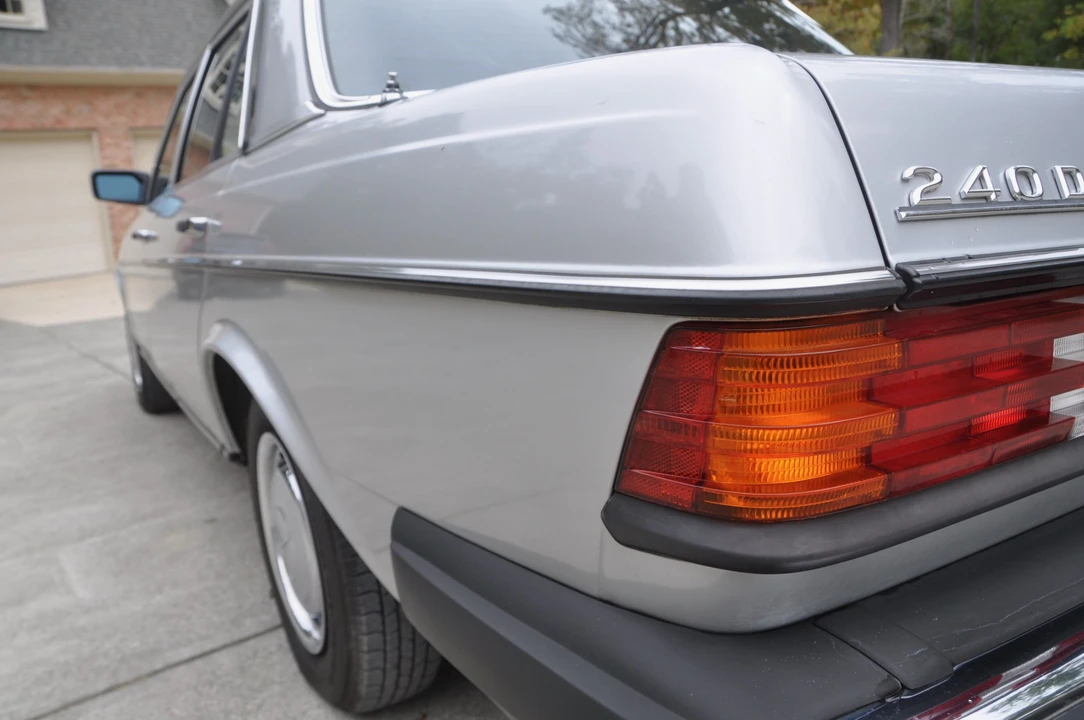 1981 Mercedes-Benz W123 Sedan - Image 29 of 31