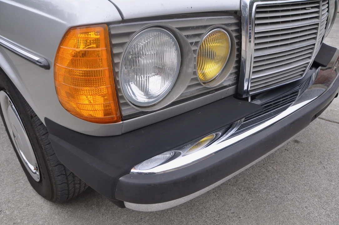 1981 Mercedes-Benz W123 Sedan - Image 17 of 31