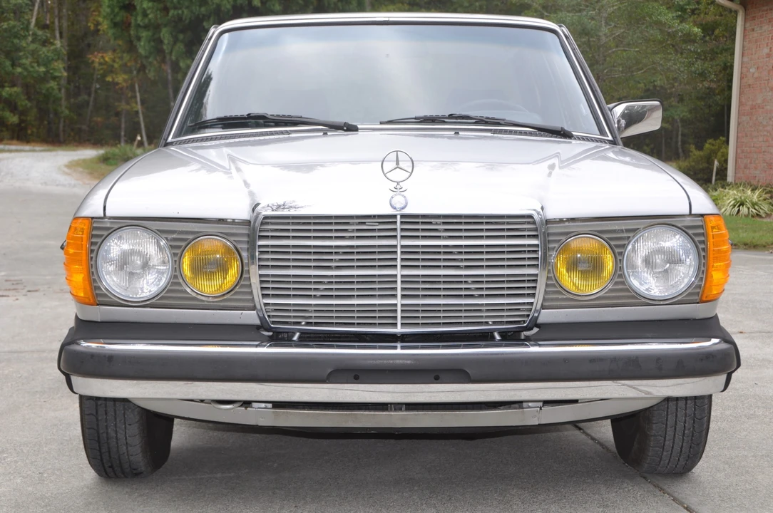 1981 Mercedes-Benz W123 Sedan - Image 9 of 31