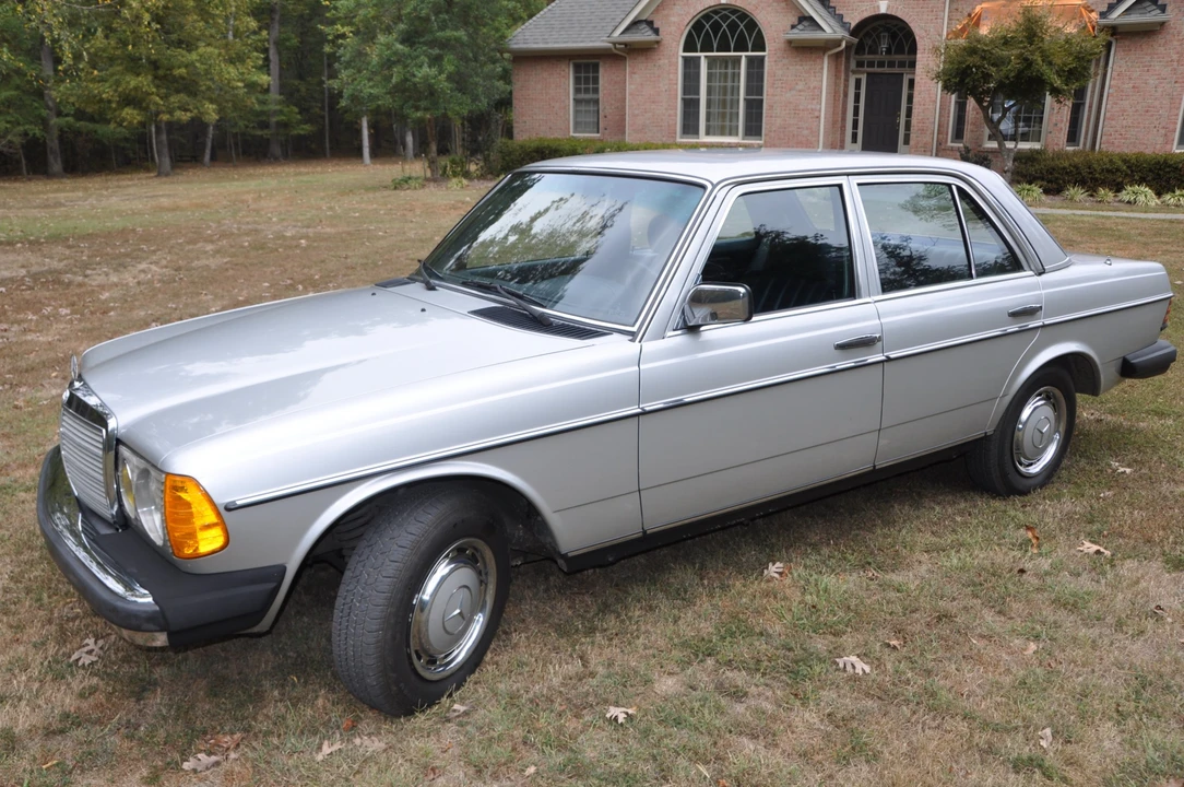 1981 Mercedes-Benz W123 Sedan - Image 12 of 31