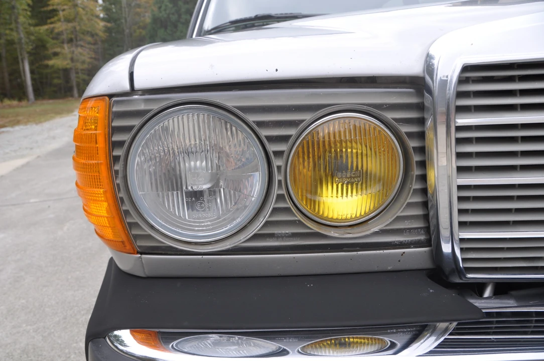 1981 Mercedes-Benz W123 Sedan - Image 15 of 31