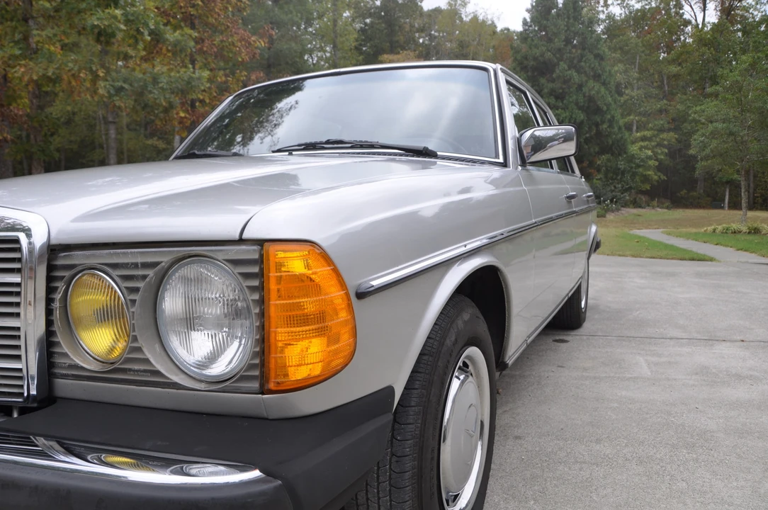 1981 Mercedes-Benz W123 Sedan - Image 18 of 31