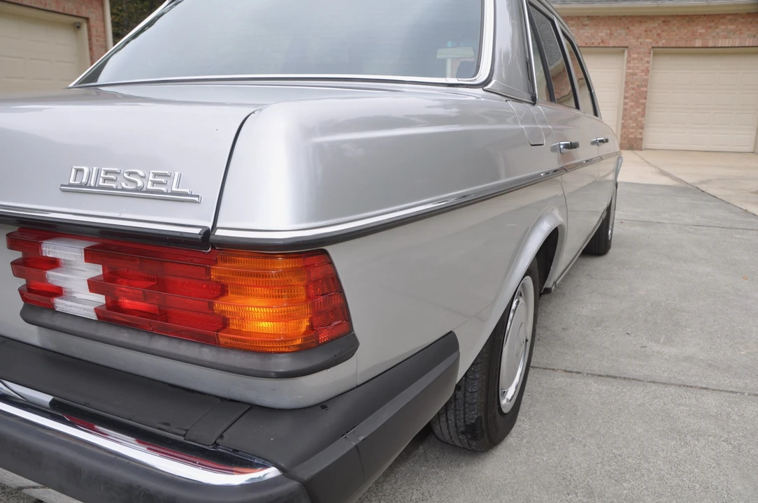 1981 Mercedes-Benz W123 Sedan - Image 30 of 31