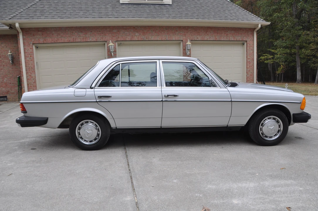 1981 Mercedes-Benz W123 Sedan - Image 6 of 31