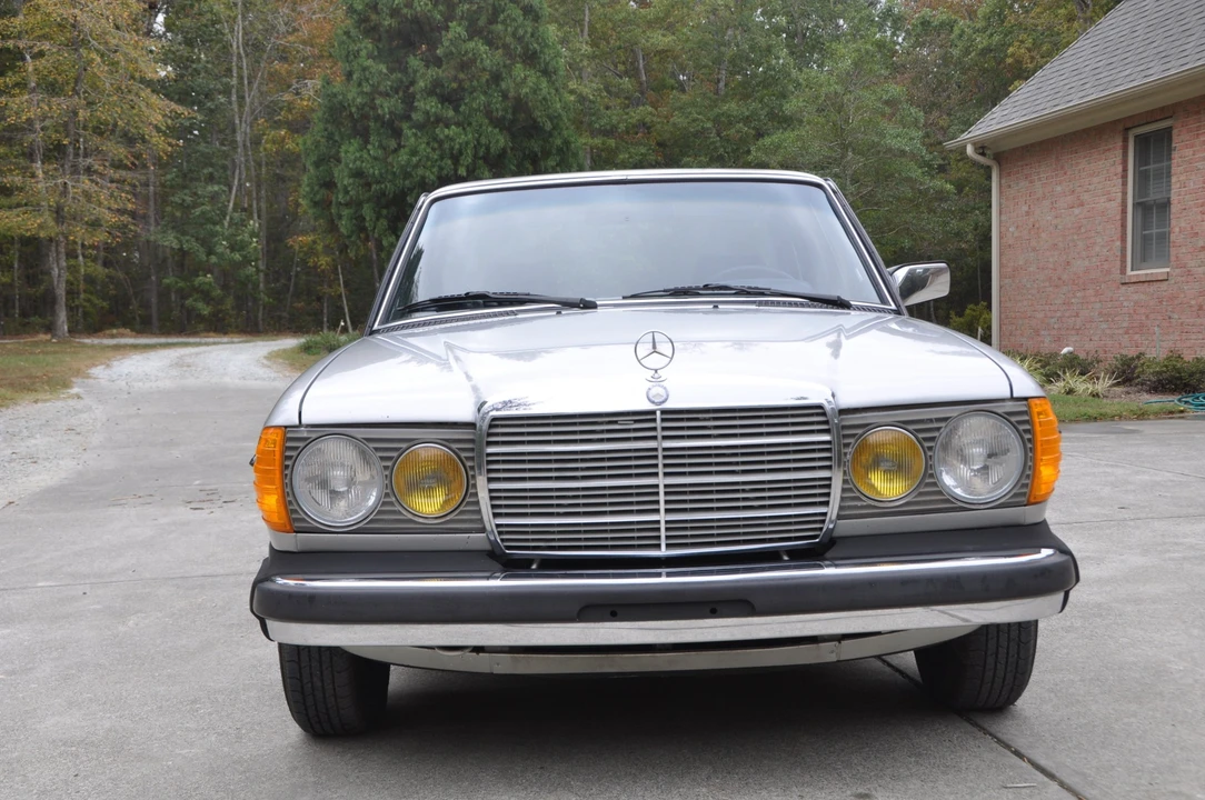 1981 Mercedes-Benz W123 Sedan - Image 8 of 31