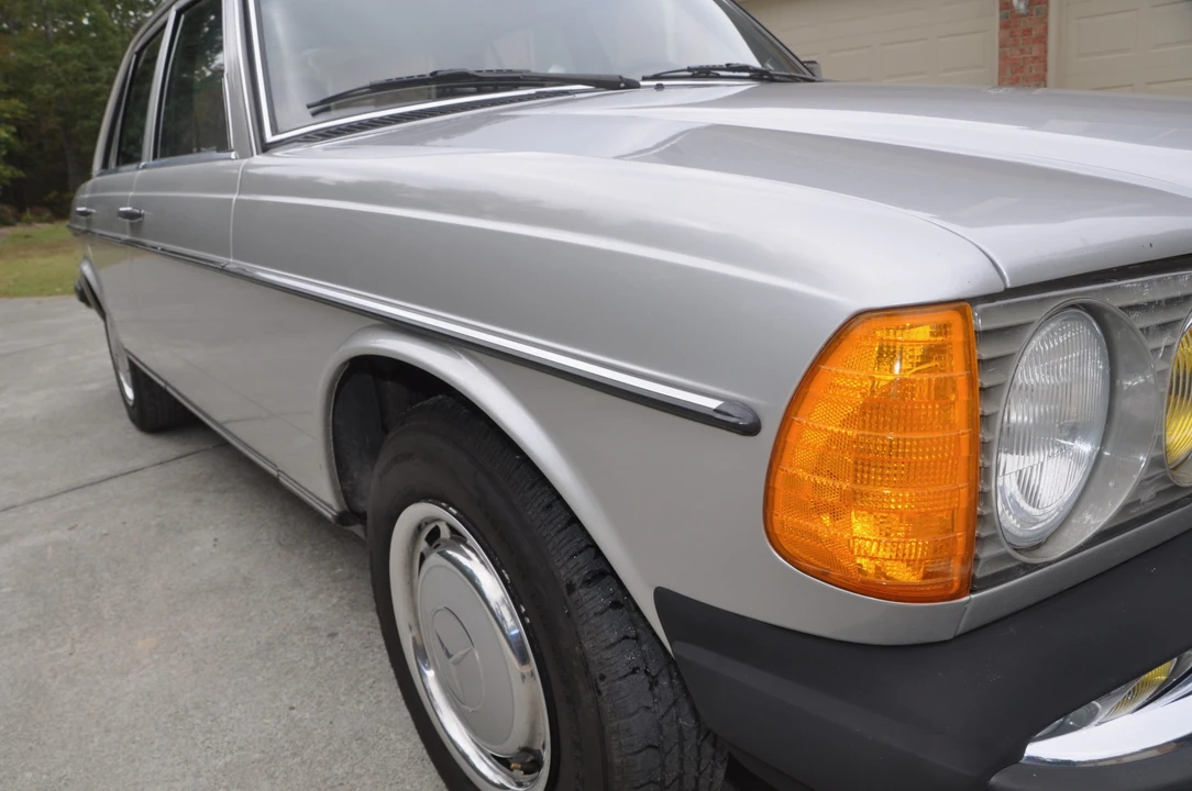 1981 Mercedes-Benz W123 Sedan - Image 20 of 31