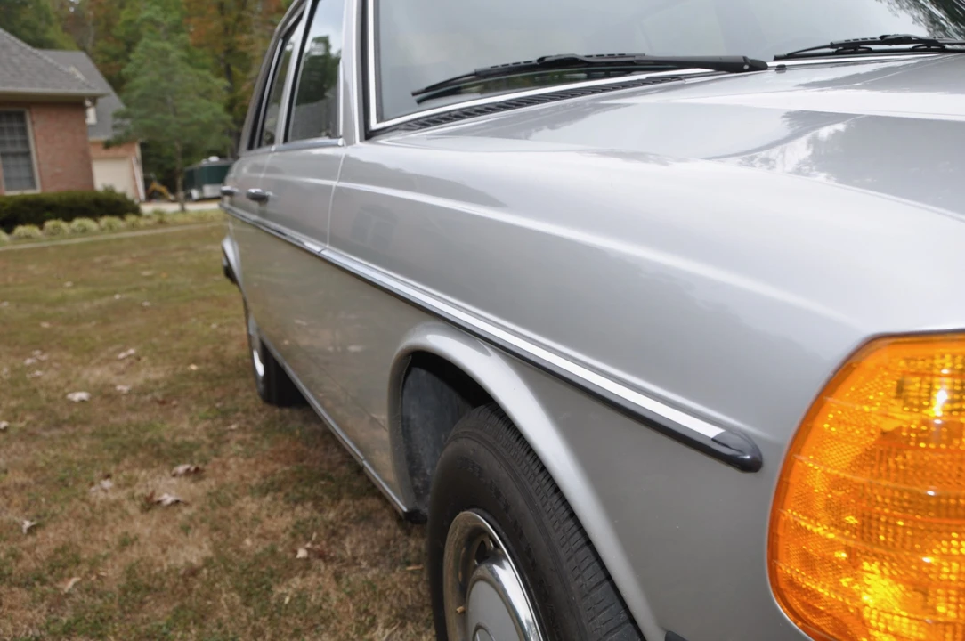 1981 Mercedes-Benz W123 Sedan - Image 21 of 31